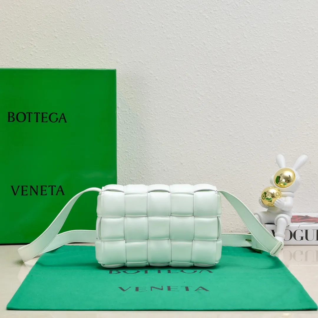 Batch 1560, ready for sale~mini BV’s one of the most popular Padded bags is now available in mini version. The shape and structure are the same as the large size. A smaller version of the large size😍‼ ️ If you think this large size is a bit big, and you are a small bag lover, you may want to consider this one☺️☺No matter the season, it is super versatile. Style number: 6677# Size: 19*12*5